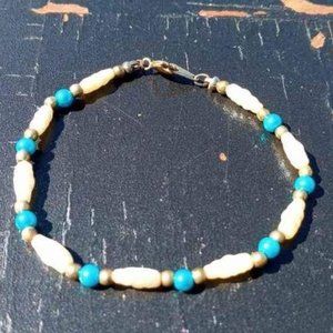 VINTAGE FRESHWATER PEARLS WITH GOLD TONE AND BLUE BEAD ACCENTS